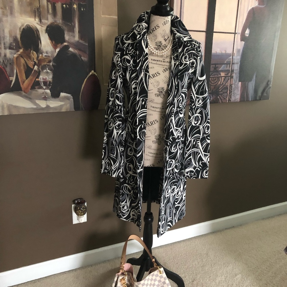 Black/white jacket/Trench